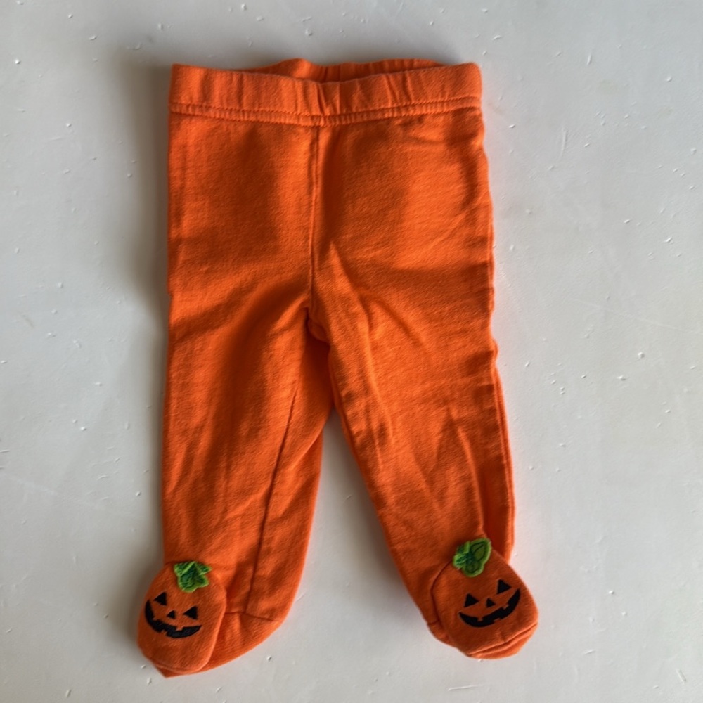 Halloween 3 pc set Bodysuit Shirt, Orange Pants, 2 Socks, and Pumpkin Hat 0-3 mo - Picture 7 of 11